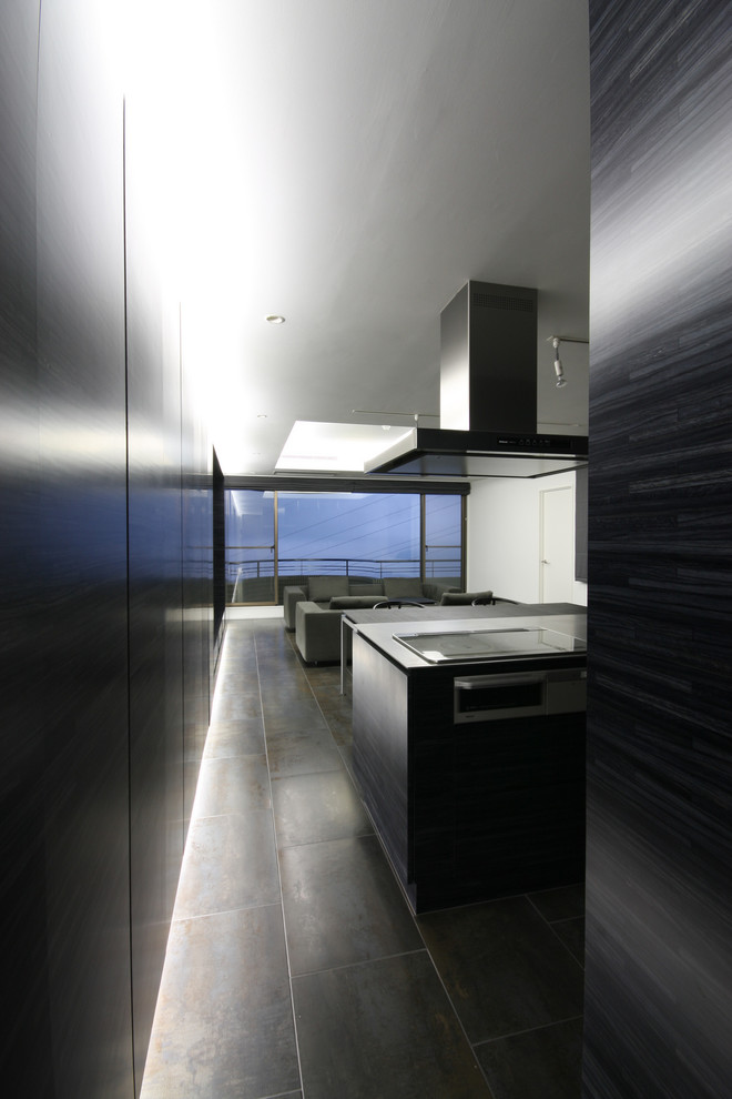 Exemple d'une salle à manger ouverte sur le salon tendance de taille moyenne avec un mur noir, un sol en carrelage de céramique et un sol noir.