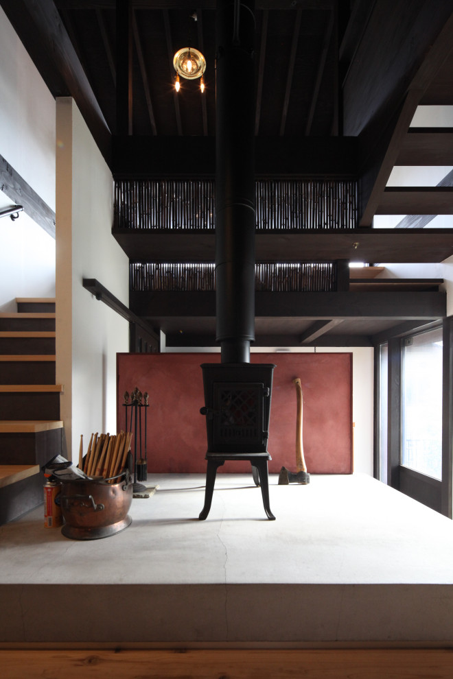 Offenes, Mittelgroßes Asiatisches Esszimmer mit weißer Wandfarbe, hellem Holzboden, Kaminofen, verputzter Kaminumrandung und Kassettendecke in Tokio Peripherie