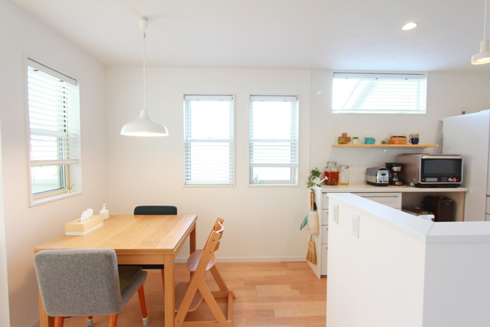 На фото: гостиная-столовая среднего размера в скандинавском стиле с белыми стенами, светлым паркетным полом и бежевым полом с