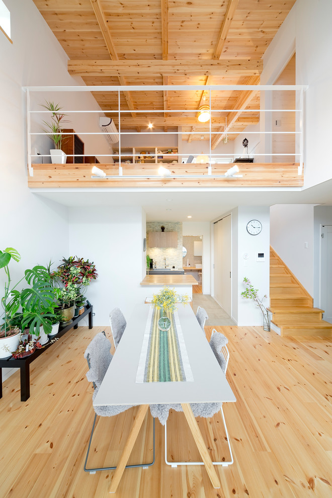 Идея дизайна: гостиная-столовая в скандинавском стиле с белыми стенами и светлым паркетным полом