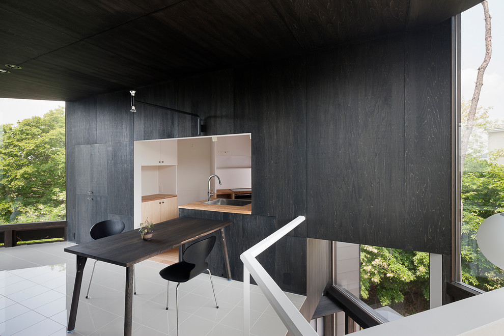 Idee per una sala da pranzo moderna con pareti nere, pavimento in gres porcellanato e pavimento bianco
