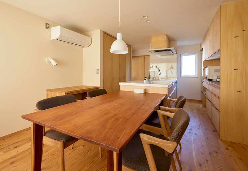 Esempio di una sala da pranzo aperta verso la cucina moderna con pareti bianche, pavimento in legno massello medio, soffitto in carta da parati e carta da parati
