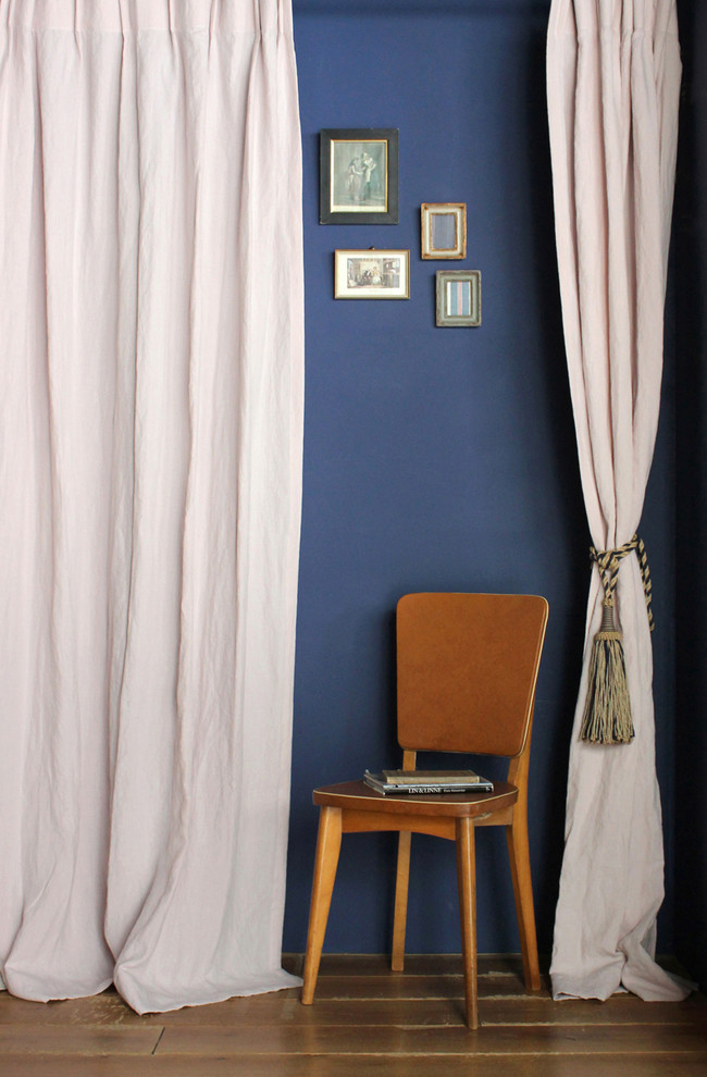 Foto di una sala da pranzo etnica con pareti blu e pavimento in legno massello medio