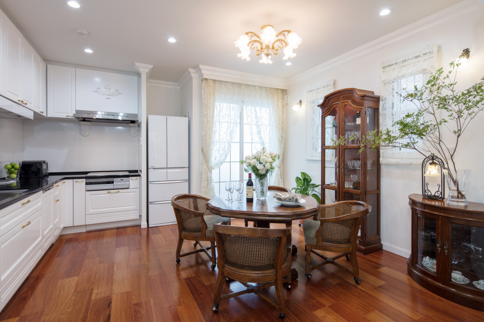 На фото: маленькая кухня-столовая в викторианском стиле с белыми стенами, деревянным полом и розовым полом для на участке и в саду с