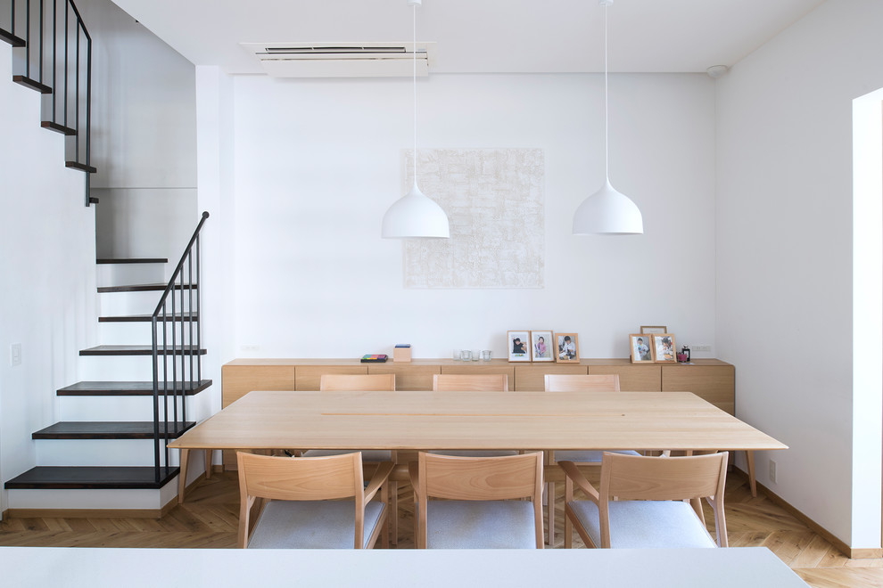 Источник вдохновения для домашнего уюта: кухня-столовая в скандинавском стиле с светлым паркетным полом, коричневым полом и белыми стенами
