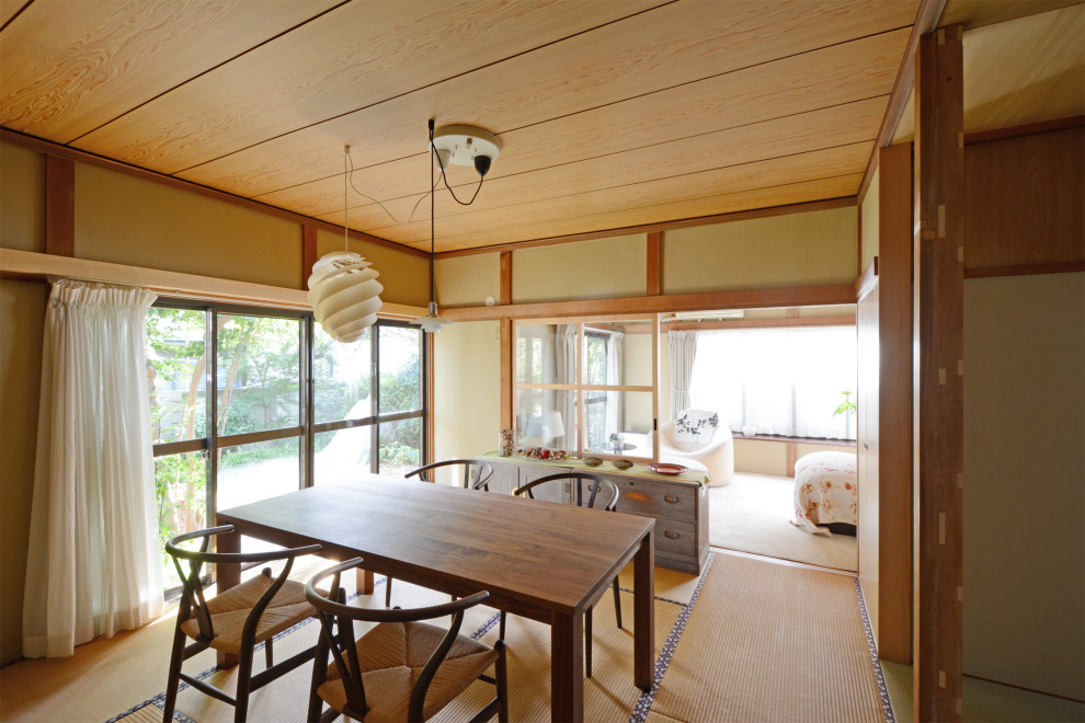 Asiatisches Esszimmer mit beiger Wandfarbe, braunem Boden und Holzdecke in Tokio Peripherie
