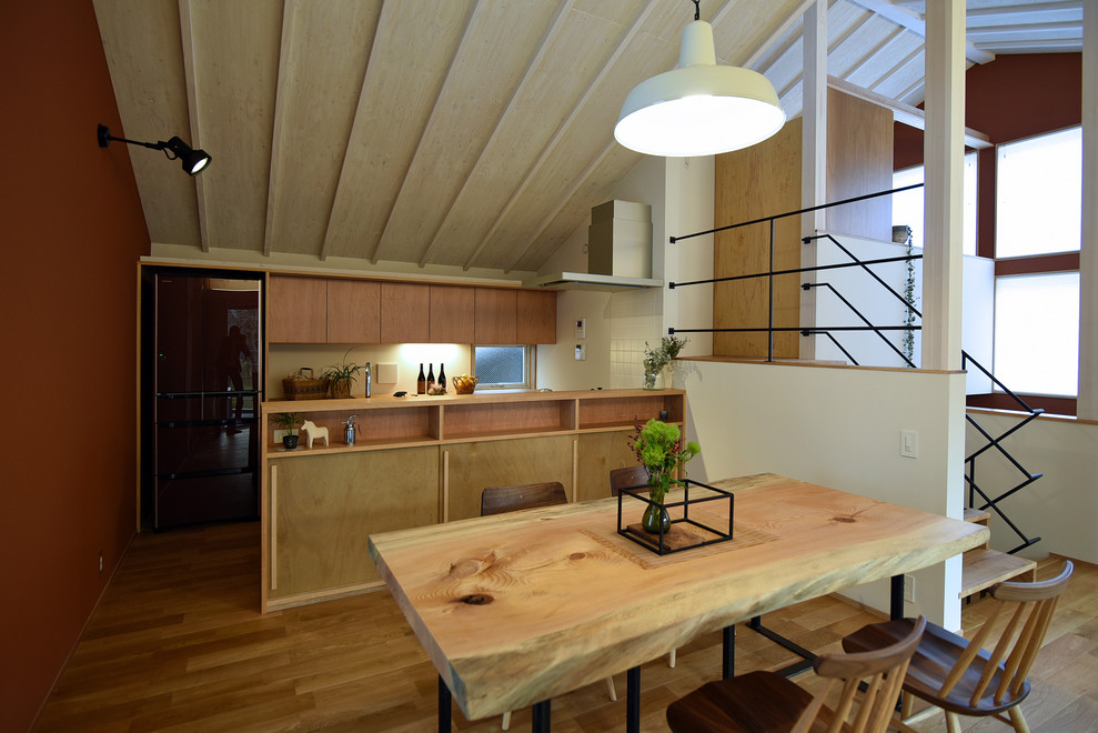 Réalisation d'une salle à manger ouverte sur la cuisine asiatique de taille moyenne avec parquet clair et un sol beige.