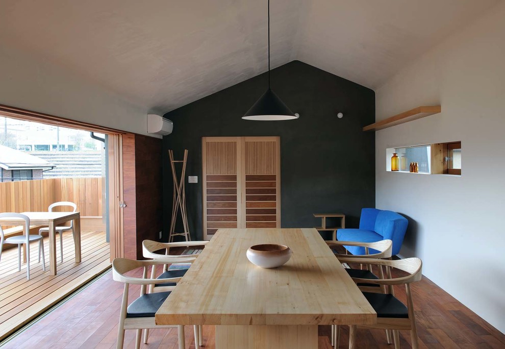 Idee per una sala da pranzo aperta verso il soggiorno contemporanea con pareti bianche, parquet scuro e pavimento marrone