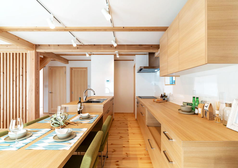 Réalisation d'une salle à manger ouverte sur le salon asiatique avec un sol en bois brun et un sol marron.