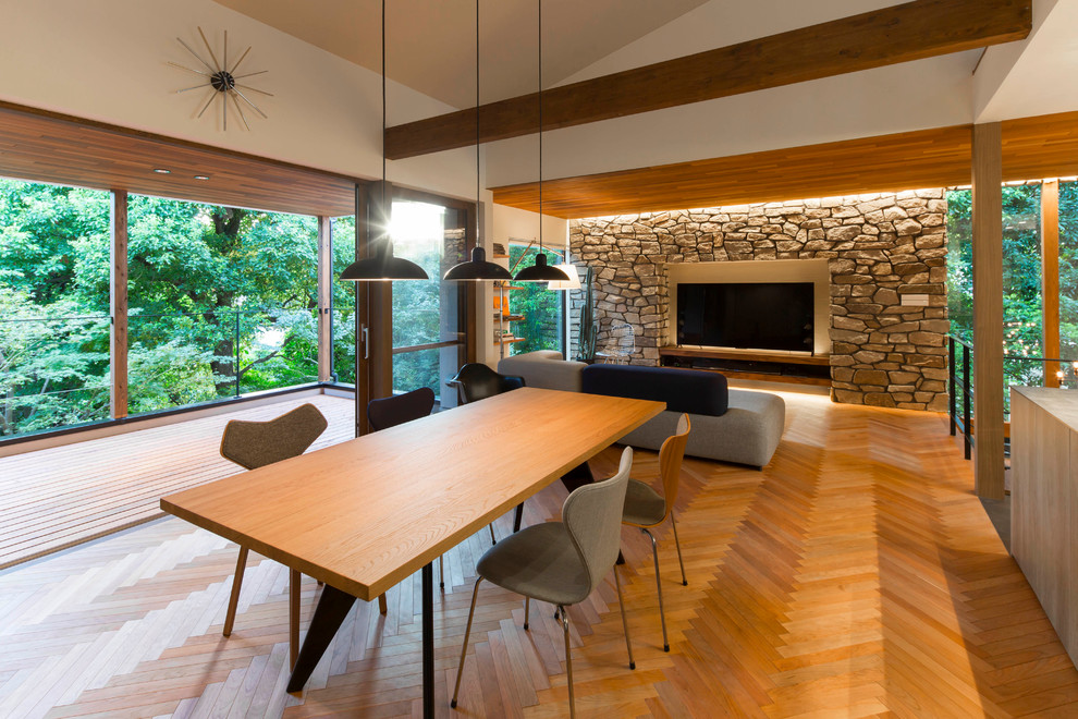 Offenes Modernes Esszimmer mit braunem Holzboden in Tokio