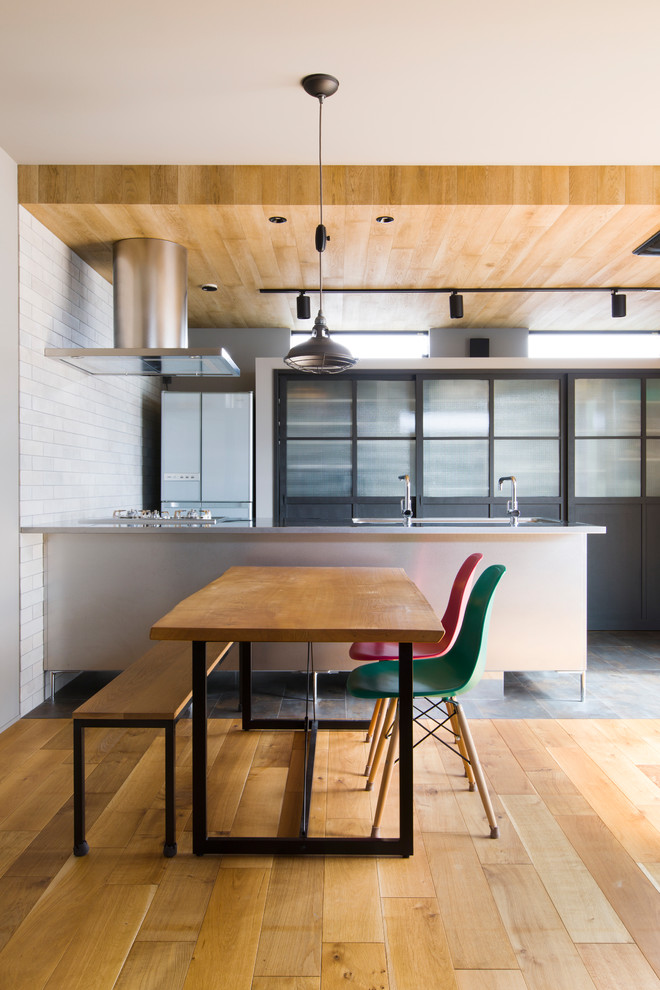 Источник вдохновения для домашнего уюта: кухня-столовая в стиле модернизм с серыми стенами, паркетным полом среднего тона и коричневым полом