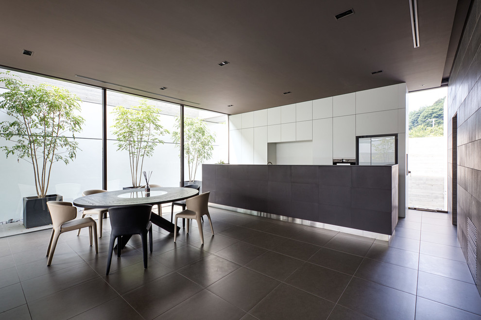 Пример оригинального дизайна: гостиная-столовая в стиле модернизм с серым полом и серыми стенами