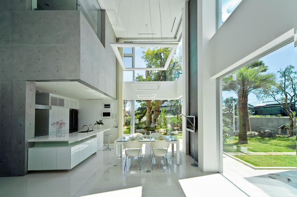 Idee per una sala da pranzo aperta verso il soggiorno design con pareti bianche e pavimento bianco