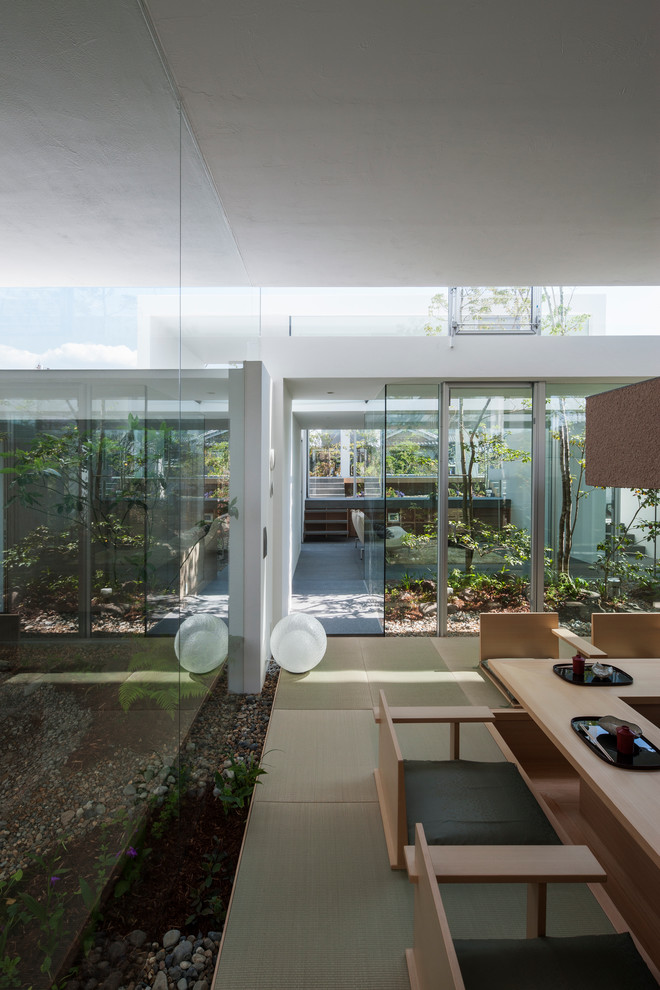 Modernes Esszimmer mit weißer Wandfarbe und Tatami-Boden in Sonstige