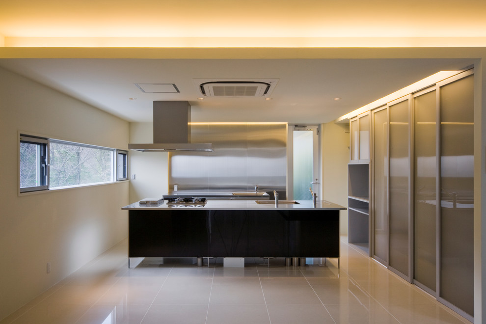 Modern inredning av ett kök med öppen planlösning, med klinkergolv i terrakotta och vitt golv