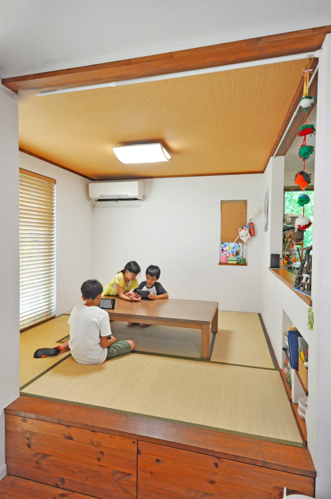 Esszimmer ohne Kamin mit weißer Wandfarbe, Tatami-Boden und grünem Boden in Tokio Peripherie
