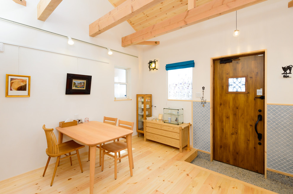 Cette photo montre une salle à manger scandinave avec un mur marron et un sol gris.