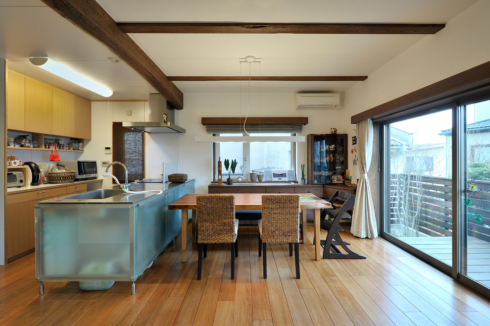 На фото: гостиная-столовая в современном стиле с белыми стенами, паркетным полом среднего тона, коричневым полом и балками на потолке