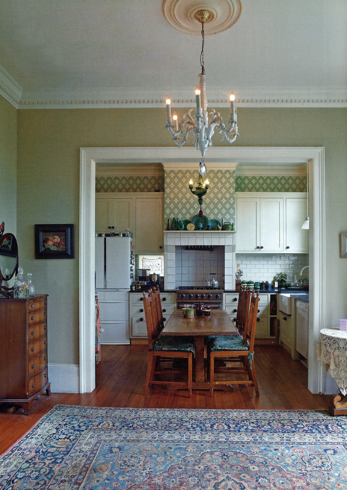 Идея дизайна: столовая в викторианском стиле с зелеными стенами, паркетным полом среднего тона и коричневым полом