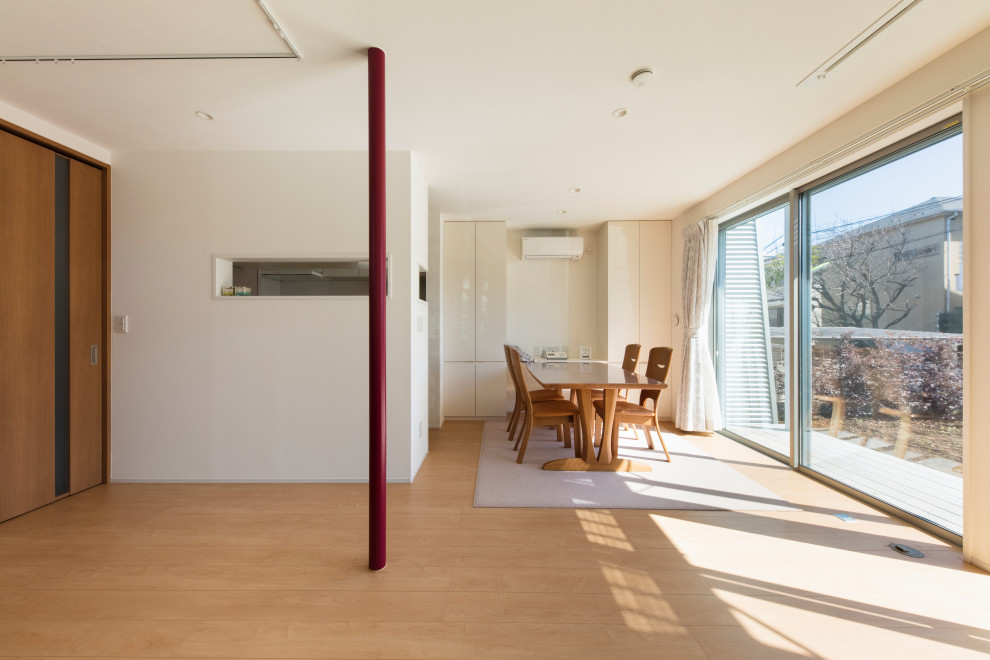 Inspiration pour une salle à manger ouverte sur la cuisine minimaliste de taille moyenne avec un mur blanc, un sol blanc, un plafond en lambris de bois, du lambris de bois et un sol en contreplaqué.