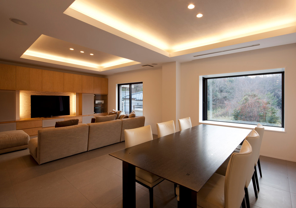 Пример оригинального дизайна: большая гостиная-столовая в стиле модернизм с полом из керамической плитки, серым полом и белыми стенами