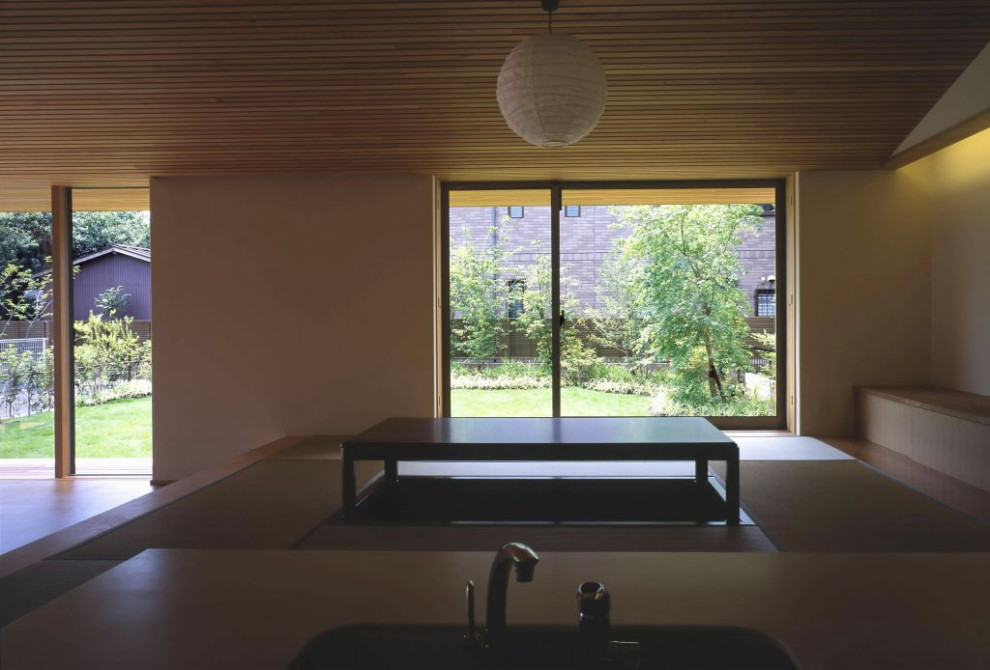 Idée de décoration pour une salle à manger ouverte sur la cuisine tradition de taille moyenne avec un mur blanc, un sol de tatami, aucune cheminée, un sol beige et un plafond en lambris de bois.