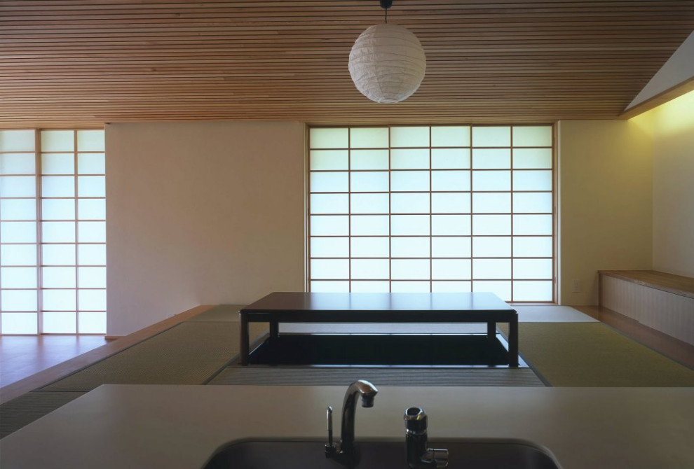 На фото: кухня-столовая среднего размера в классическом стиле с белыми стенами, татами, бежевым полом и потолком из вагонки без камина с