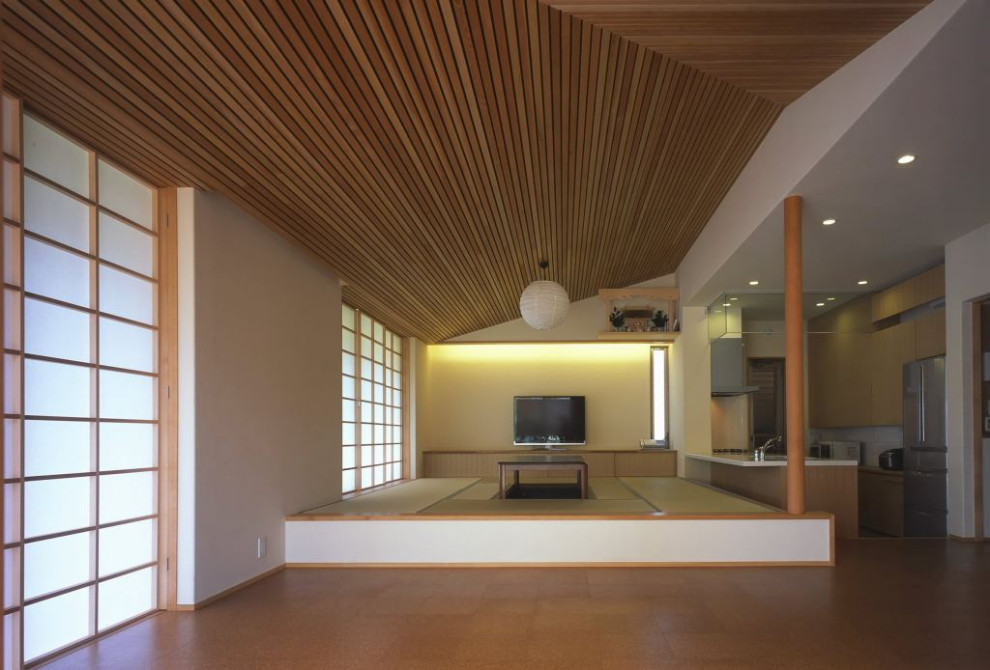Inspiration pour une salle à manger ouverte sur la cuisine traditionnelle de taille moyenne avec un mur blanc, un sol de tatami, aucune cheminée, un sol beige et un plafond en lambris de bois.