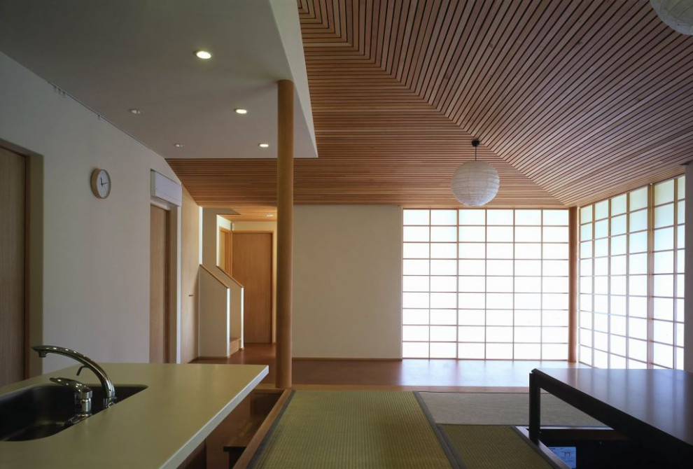 Esempio di una sala da pranzo aperta verso la cucina classica di medie dimensioni con pareti bianche, pavimento in tatami, nessun camino, pavimento beige e soffitto in perlinato