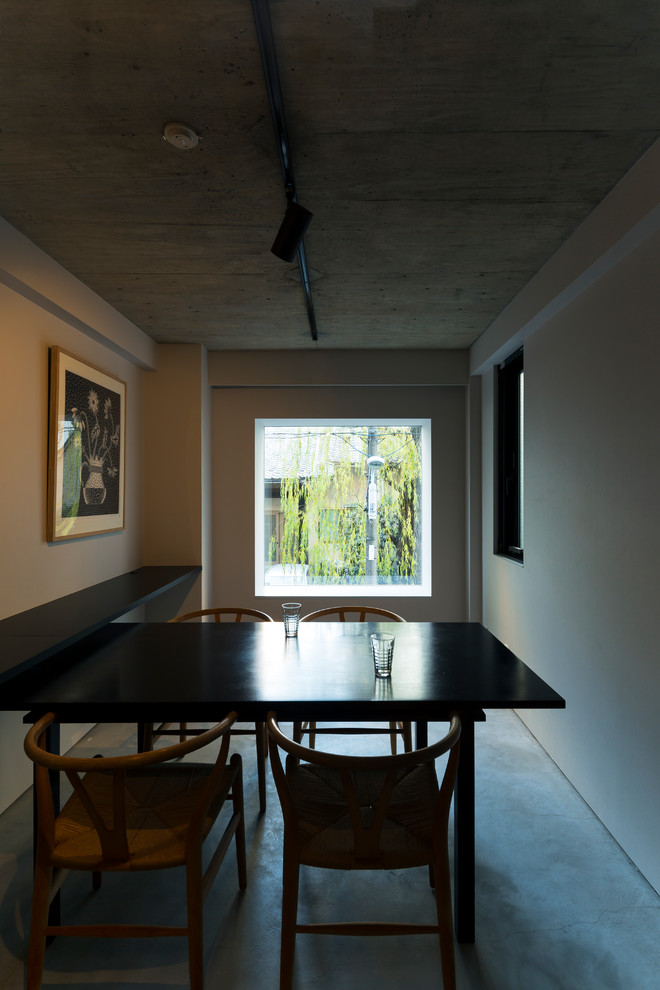 Kleine Moderne Wohnküche mit weißer Wandfarbe, Betonboden und grauem Boden in Tokio