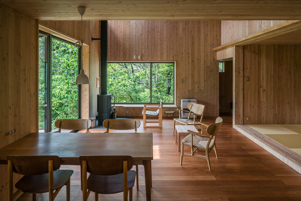 Esempio di una sala da pranzo aperta verso il soggiorno nordica con pareti marroni, pavimento in legno massello medio e pavimento marrone