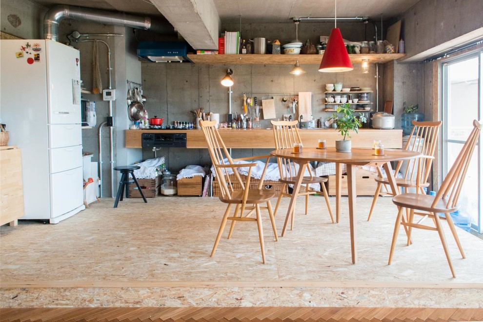 Industrial Wohnküche mit grauer Wandfarbe und Sperrholzboden in Tokio