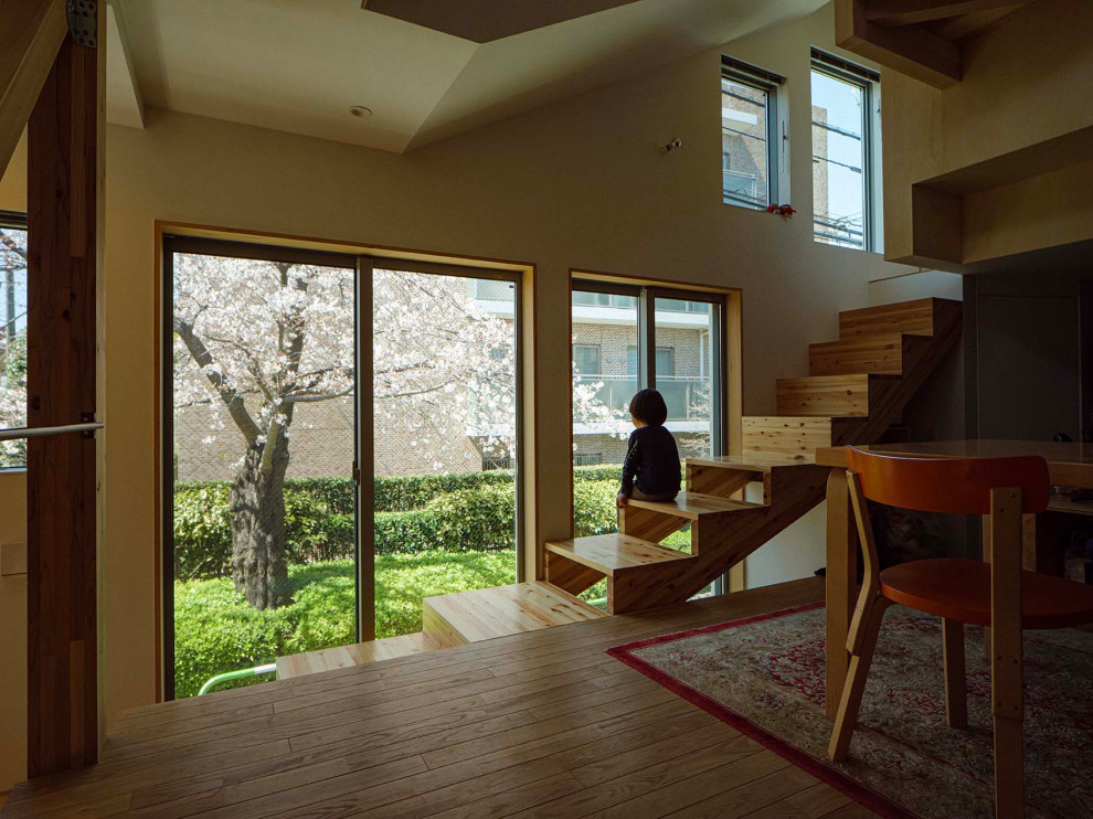 Kleine Wohnküche mit weißer Wandfarbe, Sperrholzboden, Tapetendecke und Tapetenwänden in Tokio