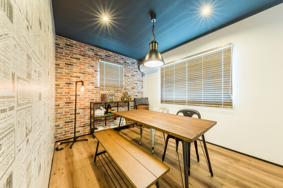 Esempio di una sala da pranzo minimal con pareti multicolore, pavimento in legno massello medio e pavimento marrone