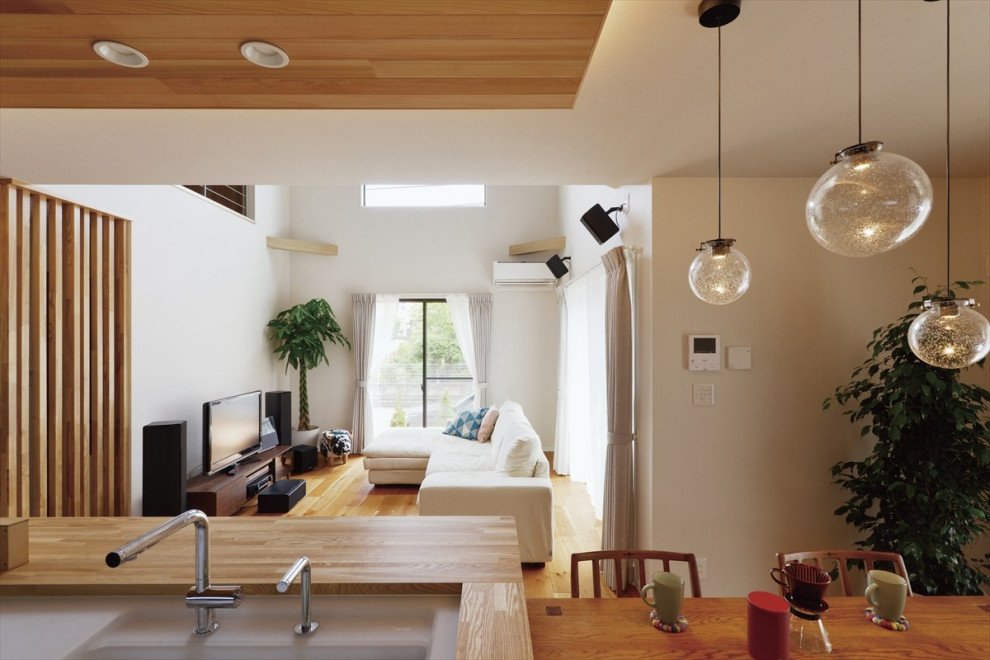 Источник вдохновения для домашнего уюта: гостиная-столовая среднего размера в стиле лофт с паркетным полом среднего тона, коричневым полом и деревянным потолком