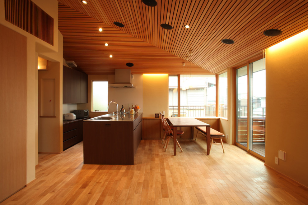 Exemple d'une salle à manger ouverte sur le salon moderne de taille moyenne avec un mur blanc, un sol en bois brun, aucune cheminée, un sol beige et un plafond en lambris de bois.