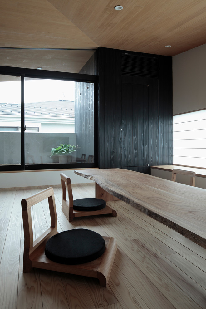 World-inspired dining room in Tokyo with light hardwood flooring and beige floors.