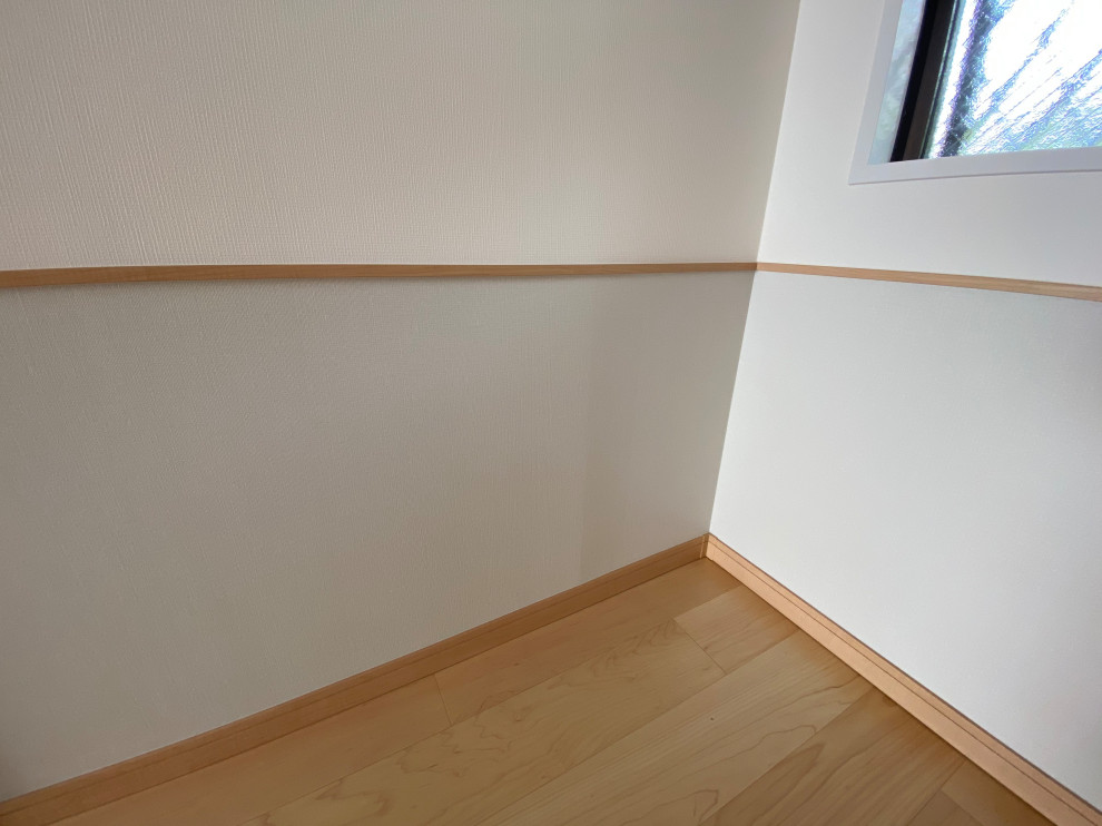 Offenes, Mittelgroßes Modernes Esszimmer mit weißer Wandfarbe, Sperrholzboden, beigem Boden, Tapetendecke und Tapetenwänden in Sonstige