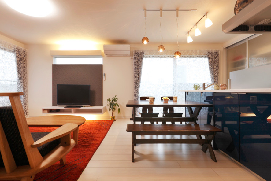 Foto di una sala da pranzo aperta verso il soggiorno moderna con pareti bianche, pavimento in compensato e pavimento bianco