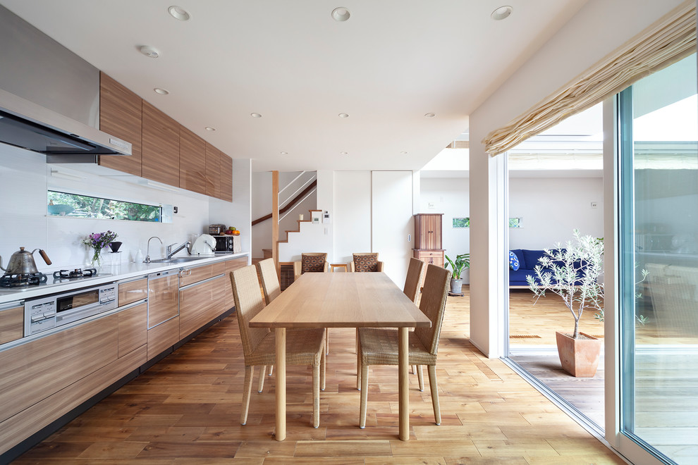 Idee per una sala da pranzo minimalista con pareti bianche e pavimento marrone