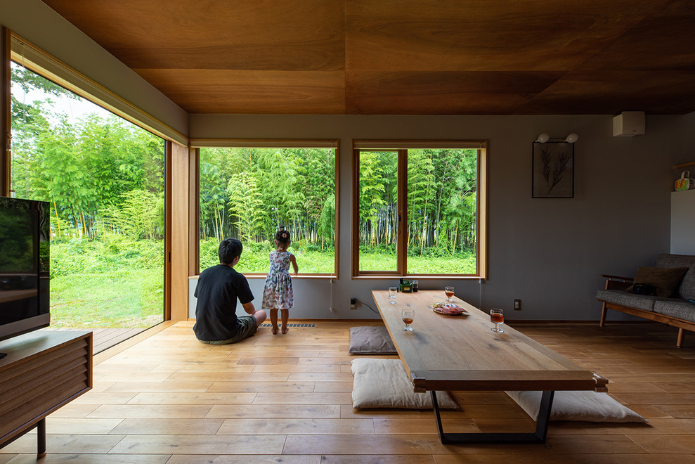 Foto de comedor de estilo zen de tamaño medio con paredes grises, suelo de madera clara y suelo beige