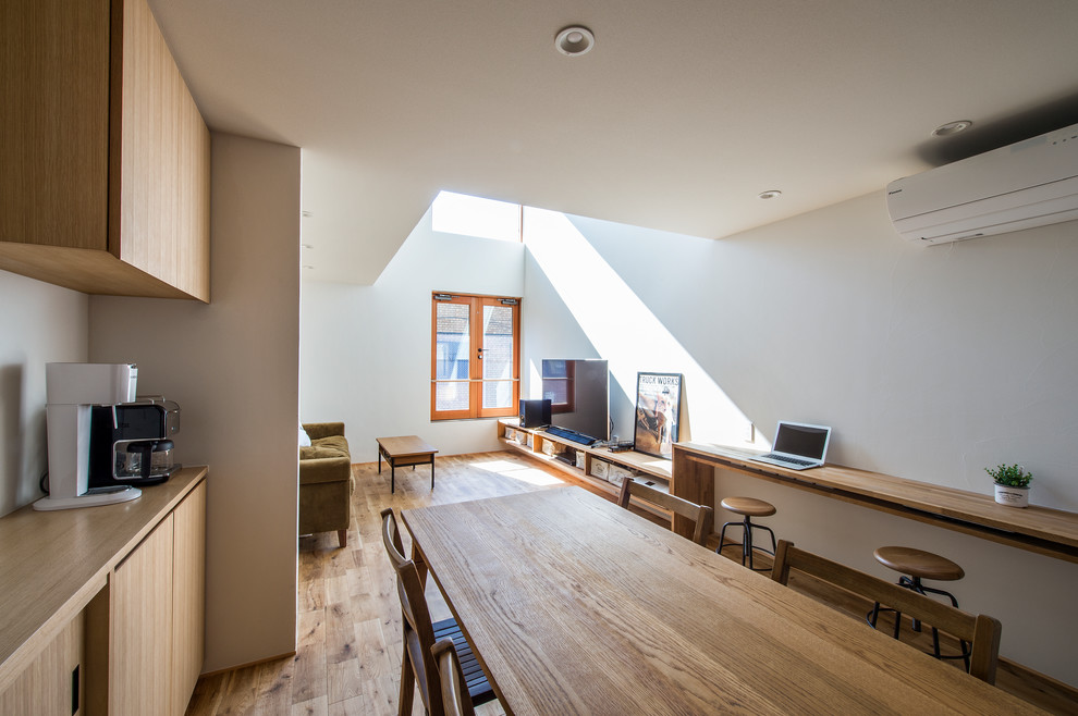 Ejemplo de comedor de estilo de casa de campo abierto con paredes blancas, suelo de madera en tonos medios y suelo marrón