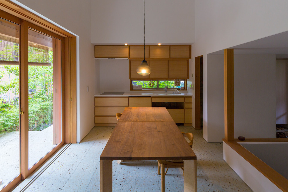 Inspiration för en mellanstor funkis matplats med öppen planlösning, med vita väggar och grått golv
