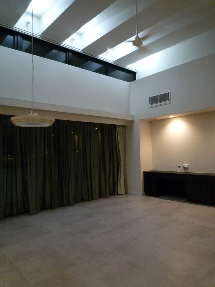 Свежая идея для дизайна: гостиная-столовая среднего размера в стиле модернизм с белыми стенами и полом из известняка - отличное фото интерьера