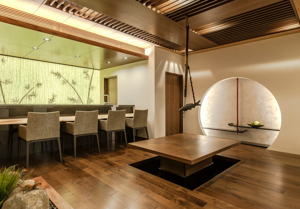 Modelo de comedor de estilo zen sin chimenea con paredes beige, suelo marrón y suelo de madera en tonos medios