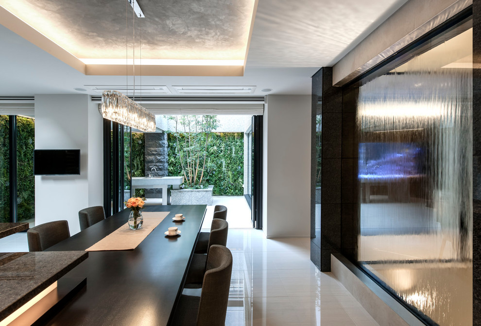 Modernes Esszimmer ohne Kamin mit beiger Wandfarbe und beigem Boden