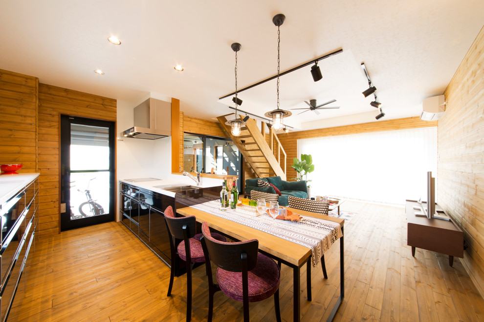 Foto di una sala da pranzo country con pareti marroni, pavimento in legno massello medio e pavimento marrone