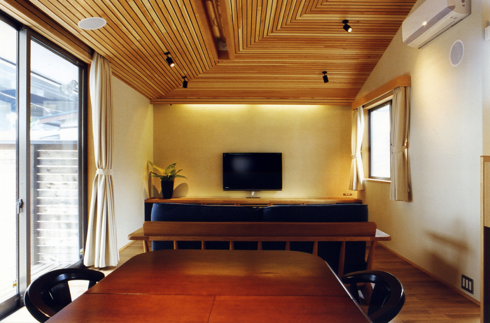 Inspiration pour une salle à manger ouverte sur le salon minimaliste de taille moyenne avec un mur blanc, un sol en bois brun, aucune cheminée, un sol beige et un plafond en lambris de bois.