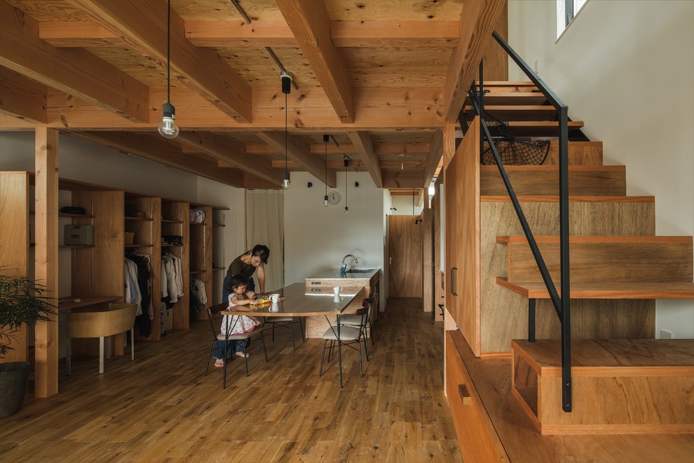 Immagine di una piccola sala da pranzo aperta verso il soggiorno stile rurale con pareti bianche, pavimento in legno massello medio e pavimento beige