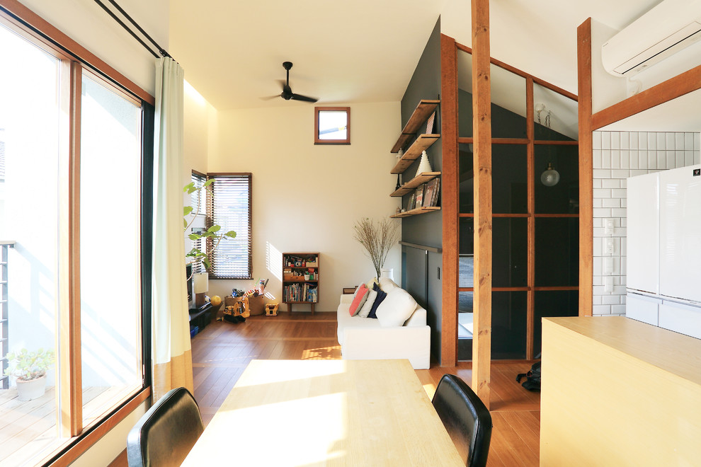 Mittelgroße Asiatische Wohnküche mit weißer Wandfarbe, Sperrholzboden und braunem Boden in Tokio